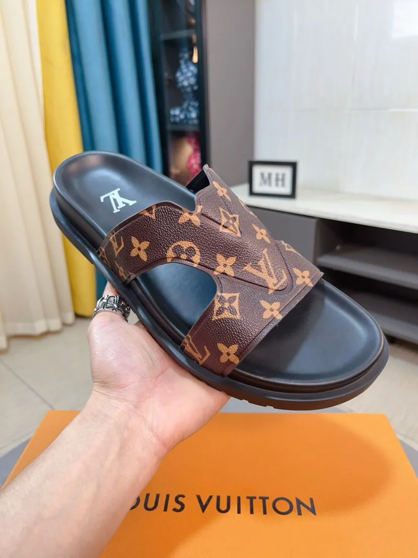Men's shoes💰300🌹🌹【LV】Multi-color new men's slippers, original quality top version, original special cowhide presbyopia print➕sheepskin on the inside and side, non-slip combination sole, more stable walking, more comfortable and lightweight, high-end and generous, size: 38~44